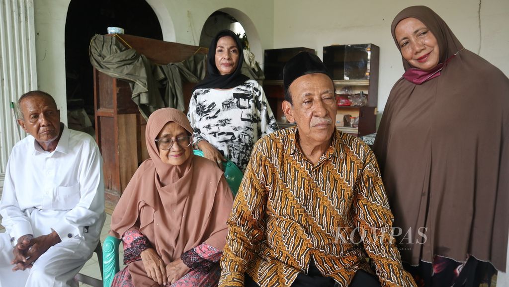 Sejumlah keturunan Syekh Mohamad Islam Bayasut berfoto di Kelurahan Panjunan, Kecamatan Lemahwungkuk, Kota Cirebon, Jawa Barat, Kamis (30/3/2023). 