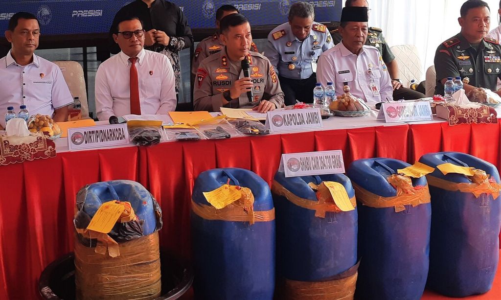 Warga negara Iran berinisial NB (33) ditangkap aparat gabungan Bareskrim dan Polda Jambi saat transit di perairan Banten. 