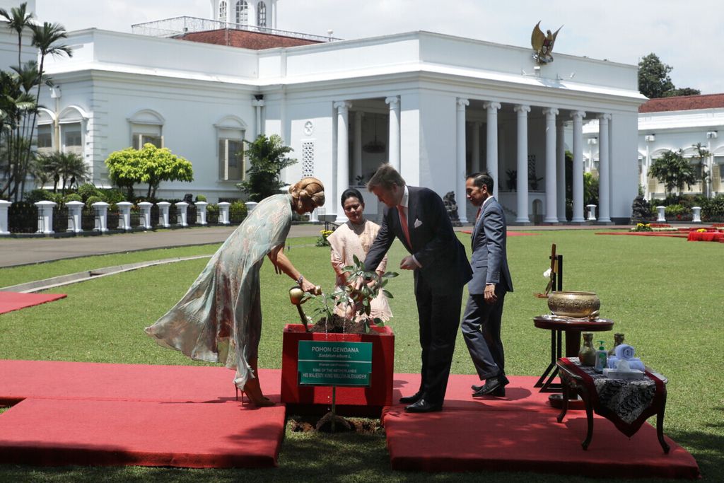 Presiden Joko Widodo didampingi Ibu Negara Iriana menyaksikan Raja Belanda Willem-Alexander didampingi Ratu Maxima menanam pohon cendana di halaman Istana Bogor, Jawa Barat, 10 Maret 2020. 