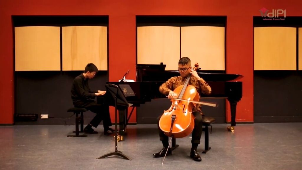 Nico dan Wenshian Ji membawakan Cello Sonata in G Minor OP. 65 “Scherzo” dalam “Penggalangan Dana Abadi Riset Nasional” yang diadakan oleh Dana Ilmu Pengetahuan Indonesia (DIPI) secara virtual pada Kamis (13/10/2022).