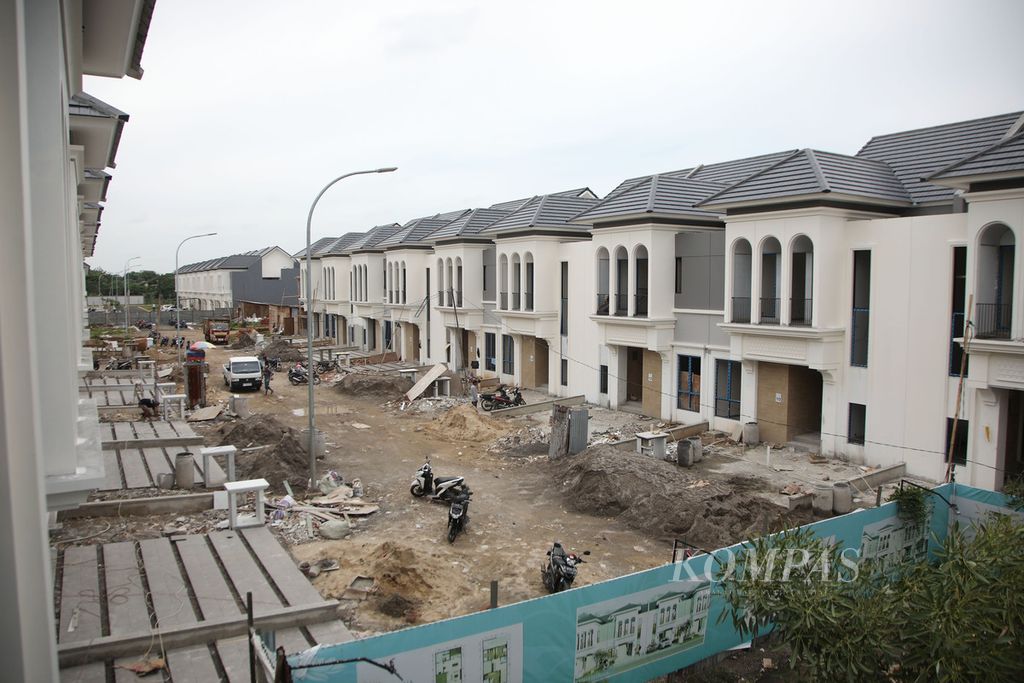 The construction of houses in the Helios Prime cluster in Suvarna Sutera, Cikupa, Tangerang Regency, Banten, was carried out on Monday (8/1/2024). The Helios Prime homes offer classic European-style two-story residences. Residents who work in West Jakarta and Tangerang are the main target market for housing in Suvarna Sutera.