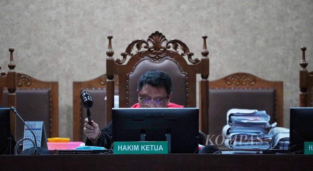 Ketua Majelis Hakim Rianto Adam Pontoh mengetuk palu untuk menunda sidang pembacaan vonis terhadap Lukas Enembe di Pengadilan Tipikor Jakarta Pusat, Jakarta, Senin (8/10/2023). 