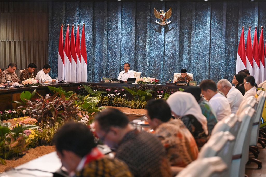 Presiden Joko Widodo didampingi Wakil Presiden Ma’ruf Amin memimpin sidang kabinet paripurna di Istana Garuda, Ibu Kota Nusantara (IKN), Penajam Paser Utara, Kalimantan Timur, Senin (12/8/2024). 