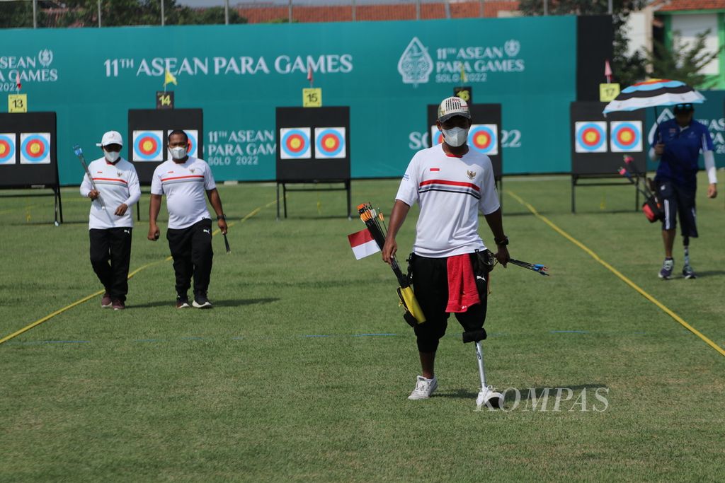 Atlet panahan Paralimpiade Indonesia, Ken Swagemilang, berjalan menuju lokasi memanah setelah mengambil anak panah saat berlatih di arena panahan ASEAN Para Games 2022, Lapangan Kota Barat, Solo, Jawa Tengah, Jumat (29/7/2022).