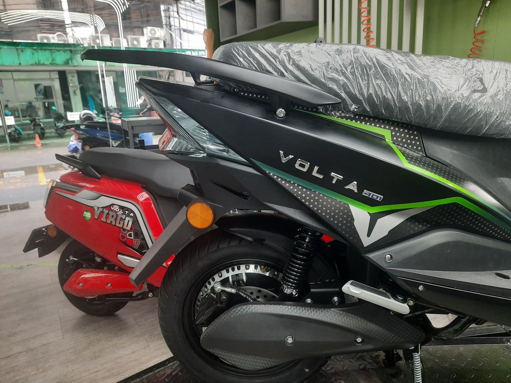 Sepeda motor listrik bermerek Volta dipajang di gerai di bilangan Roxy Mas, Jakarta, Rabu (8/3/2023). 