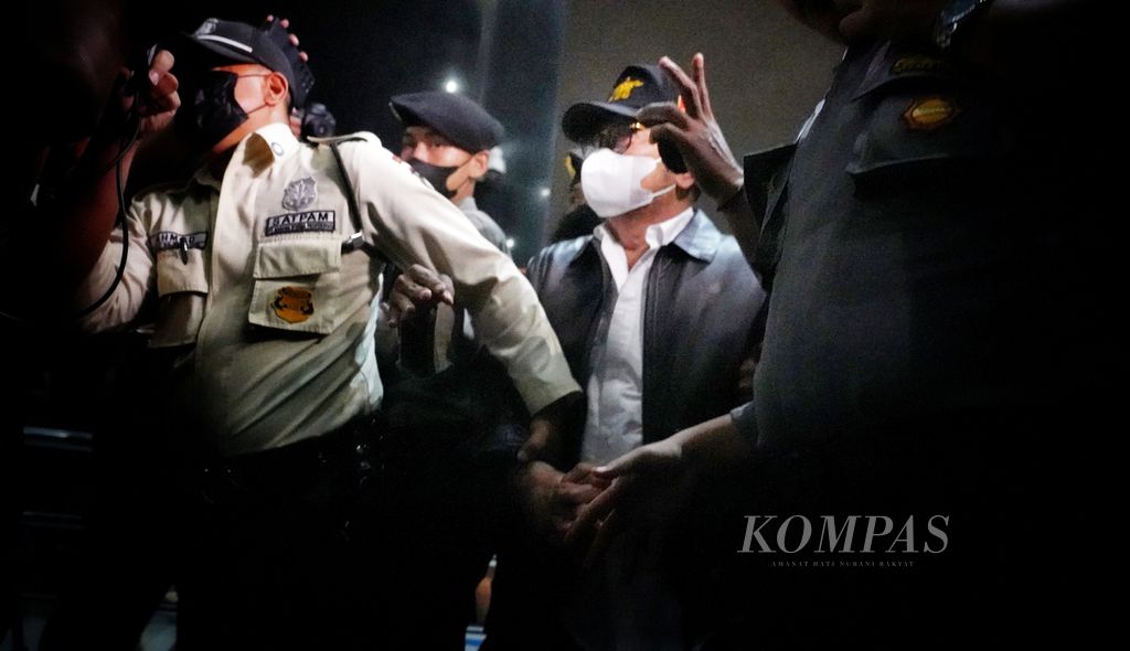 Bekas Menteri Pertanian Syahrul Yasin Limpo digiring petugas saat tiba di Gedung Komisi Pemberantasan Korupsi, Jakarta, setelah dijemput paksa, Kamis (12/10/2023) malam. 
