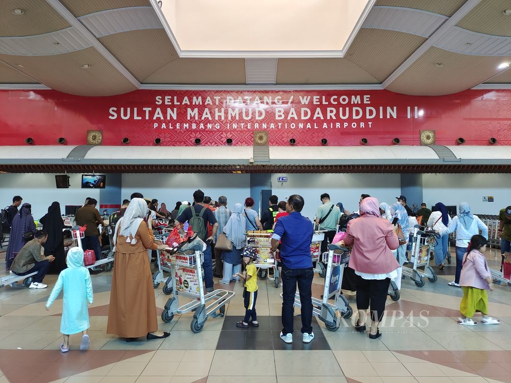 Suasana penumpang mengambil bagasi di Bandara Sultan Mahmud Badaruddin II Palembang, Sumatera Selatan, Sabtu (27/4/2024).