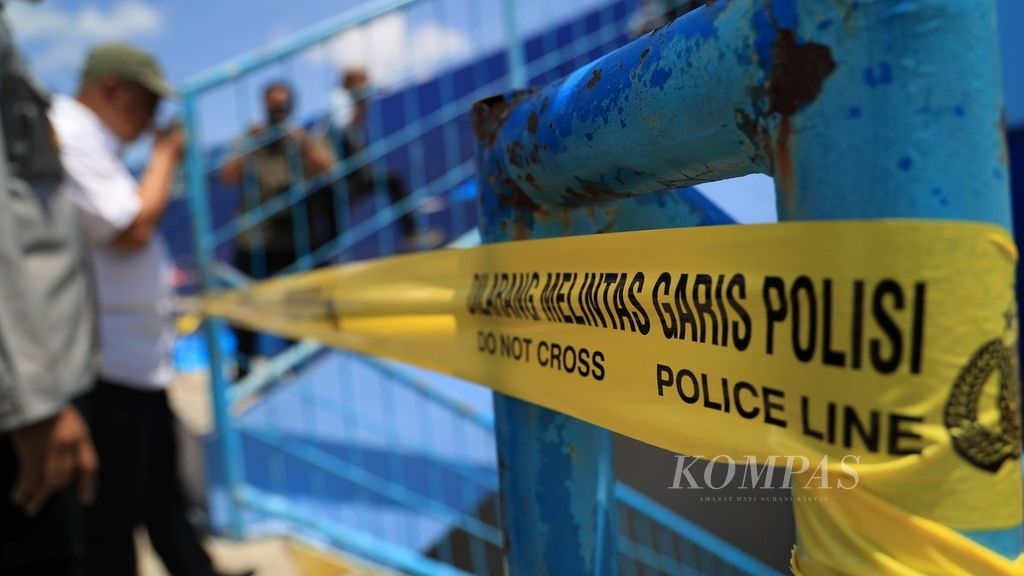 Garis polisi masih terpasang di pintu 13 saat anggota Komisi Kepolisian Nasional (Kompolnas) mengunjungi Stadion Kanjuruhan di Kepanjeng, Malang, Jawa Timur, Selasa (4/10/2022). Kompolnas melakukan observasi lapangan terkait tragedi Kanjuruhan yang menewaskan 131 orang itu. 