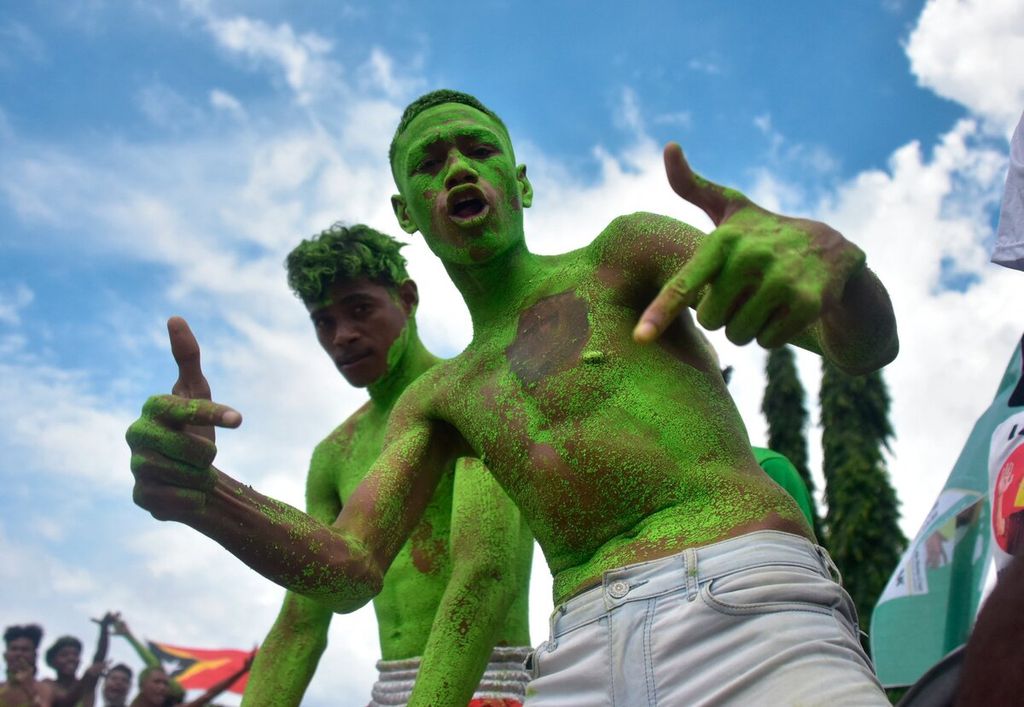 Pendukung partai Fretilin membalur tubuhnya dengan cat berwarna hijau saat mengikuti kampanye pemilihan presiden mendukung presiden petahana Francisco Guterres di Dili, Timor Timur, Rabu (16/3/2022). 
