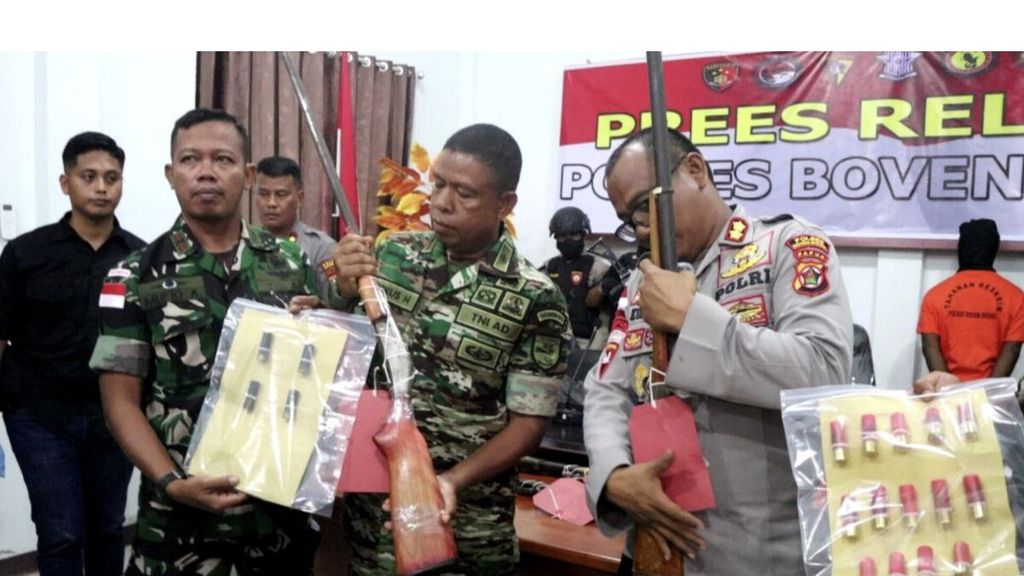 Suasana jumpa pers pengungkapan kasus upaya penyelundupan senjata api yang diduga akan disuplai ke kelompok kriminal bersenjata Pegunungan Bintang, di Markas Kepolisian Resor Boven Digoel, Papua Selatan, Jumat (20/1/2023).