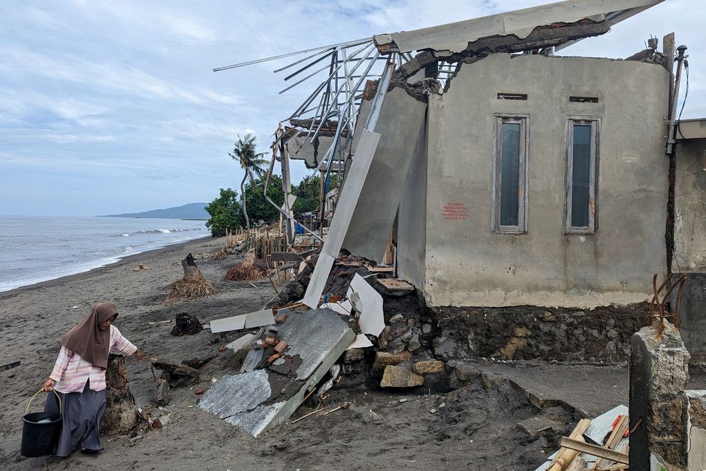 A number of buildings were damaged at Mapak Indah Beach, Mapak Indah Neighborhood, Jempong Baru Village, Sekarbela District, Mataram City, West Nusa Tenggara due to extreme weather in the form of heavy rains, strong winds and tidal waves that hit the area Friday (23/12/2022).