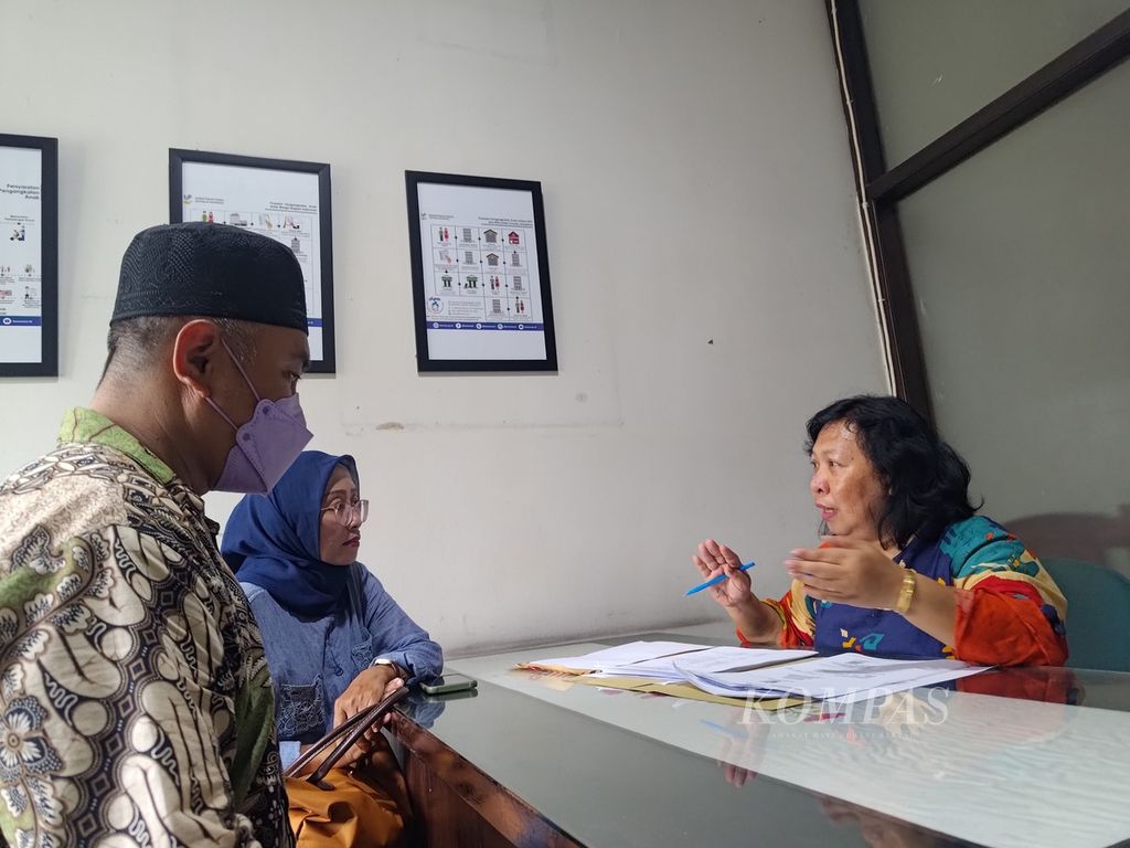 Pasangan suami istri berkonsultasi tentang pengangkatan anak di Yayasan Sayap Ibu, Jakarta Selatan, Rabu (10/5/2023).