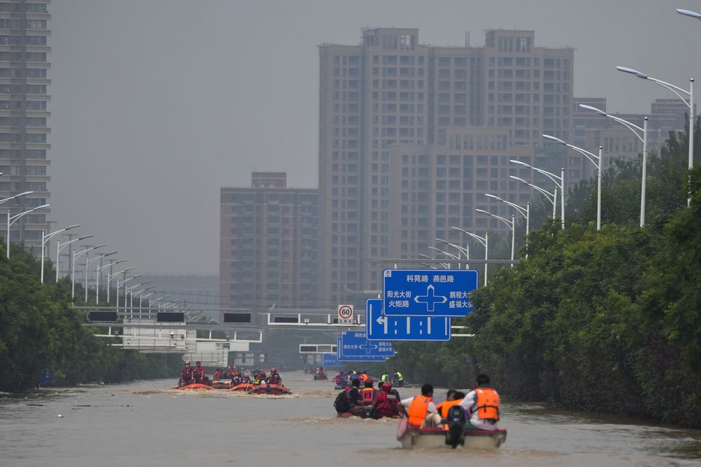Tim penyelamat menggunakan perahu karet mengevakuasi warga yang terjebak melewati banjir di Zhuozhou di Provinsi Hebei, China, Rabu (2/8/2023). Beijing mencatat curah hujan terlebat setidaknya dalam 140 tahun. 