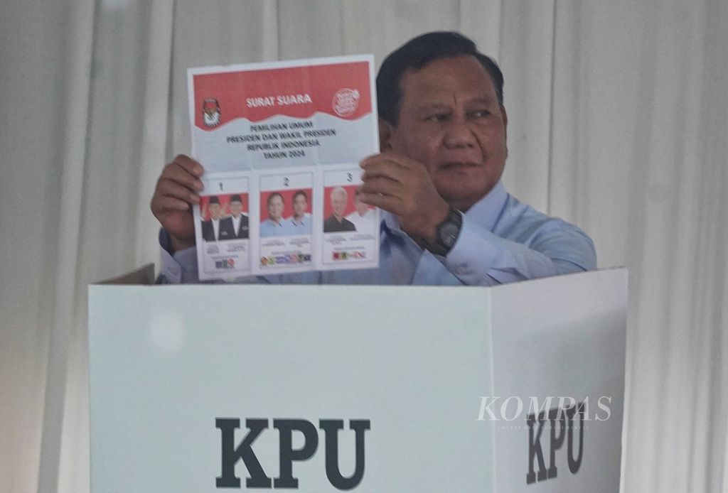 Calon Presiden nomor urut 2 Prabowo Subianto melakukan pencoblosan Pemilu 2024 di TPS 033 Bojong Koneng, Kabupaten Bogor, Jawa Barat, Rabu (14/2/2024) .
