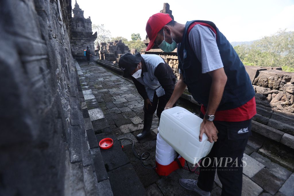 Petugas Balai Konservasi Borobudur bersiap menyemprotkan minyak atsiri pada Candi Borobudur di Magelang, Jawa Tengah, Rabu (22/6/2022). Selama sepekan, minyak atsiri disemprotkan ke batuan di Candi Borobudur untuk menghilangkan lumut, kerak, dan jamur. 