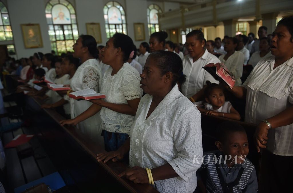 Umat bernyanyi saat misa Kenaikan Isa Almasih di Gereja Katolik Paroki Santo Yosep, Kabupaten Fakfak, Papua Barat, Kamis (18/5/2023). Misa dipimpin oleh Pastor Alex Fabianus Pr. 