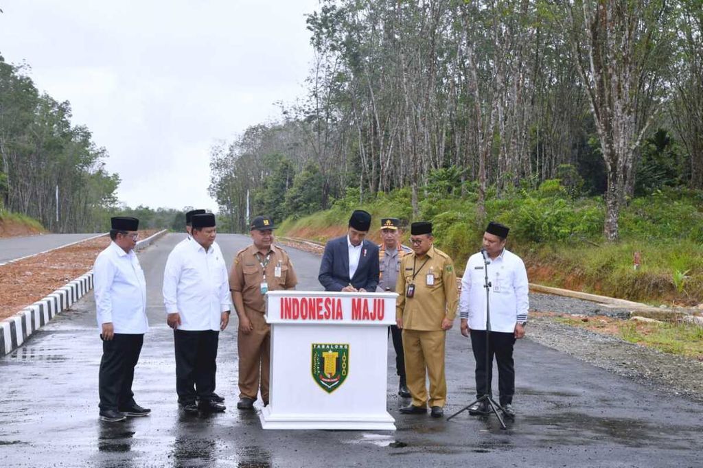 Presiden Joko Widodo meresmikan Jalan Nan Sarunai ruas Simpang 4 Islamic Center-Tanjung Selatan di Kabupaten Tabalong, Kalimantan Selatan, Jumat (17/3/2023).