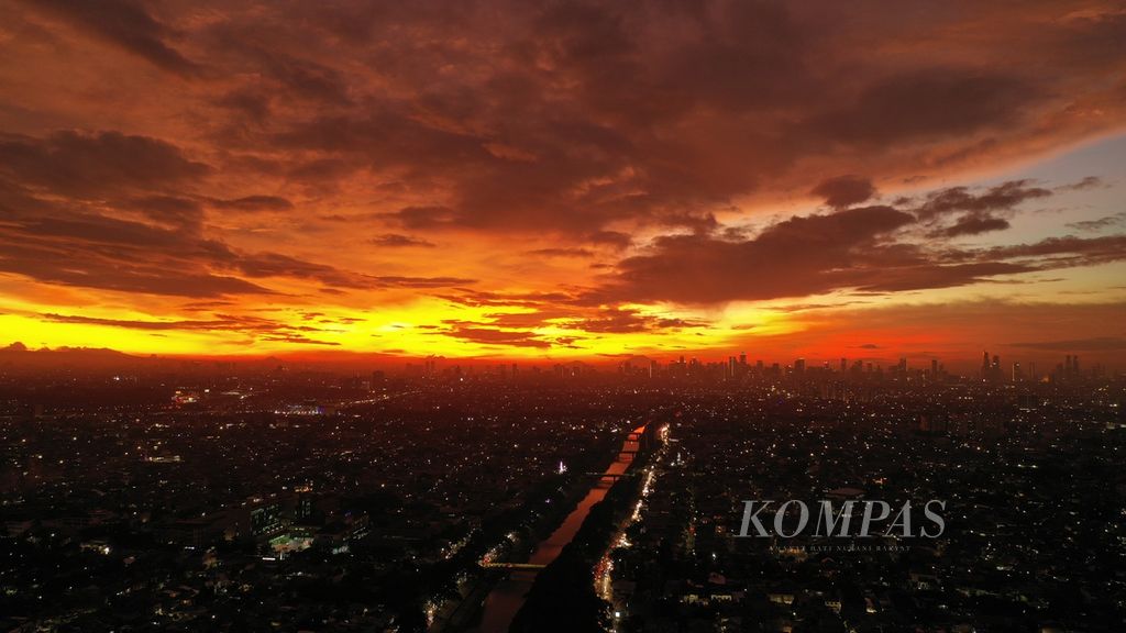 Cuaca cerah menjelang malam menyelimuti langit Jakarta, Rabu (7/2/2024). Suhu Bumi bakal terus memanas. 