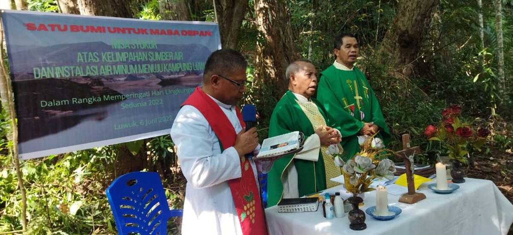 P Simon Suban Tukan SVD (kasula merah) tengah memimpin misa didampingi dua rekan pastor, yang juga pemerhati masalah lingkungan di Lingko Lolok, Manggarai Timur, Agustus 2021.