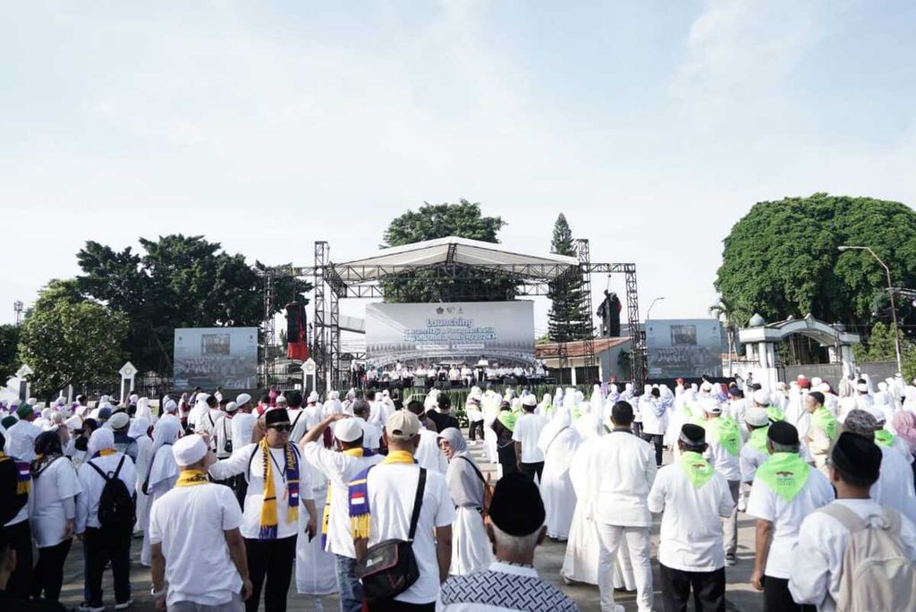 Peluncuran senam haji Indonesia di Asrama Haji Pondokgede, Jakarta, Minggu (28/4/2024). 