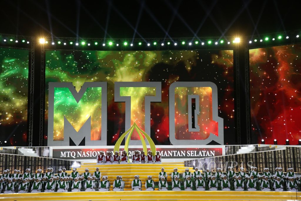 Dzikir nasyid dan doa bersama menjadi rangkaian acara pembukaan MTQ Nasional XXIX 2022 di Astaka Utama Kiram Park, Kabupaten Banjar, Kalimantan Selatan, Rabu (12/10/2022). Wakil Presiden Ma'ruf Amin membuka MTQ ini.
