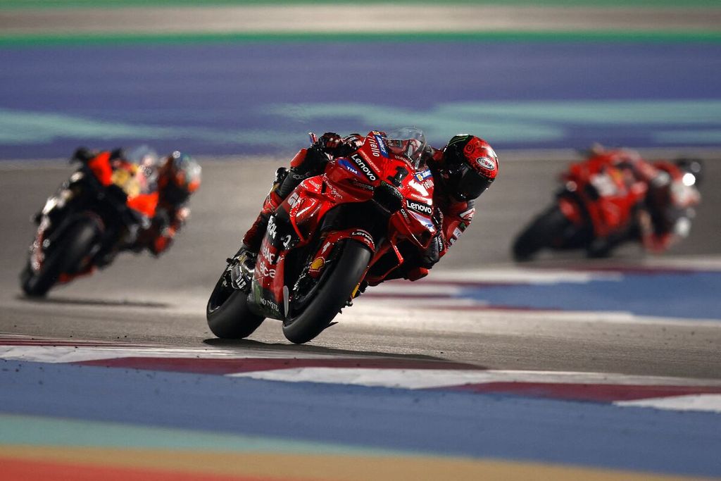 Pebalap Ducati, Francesco Bagnaia, memimpin balapan utama MotoGP seri Qatar di Sirkuit Internasional Lusail, Senin (11/3/2024) dini hari WIB. 