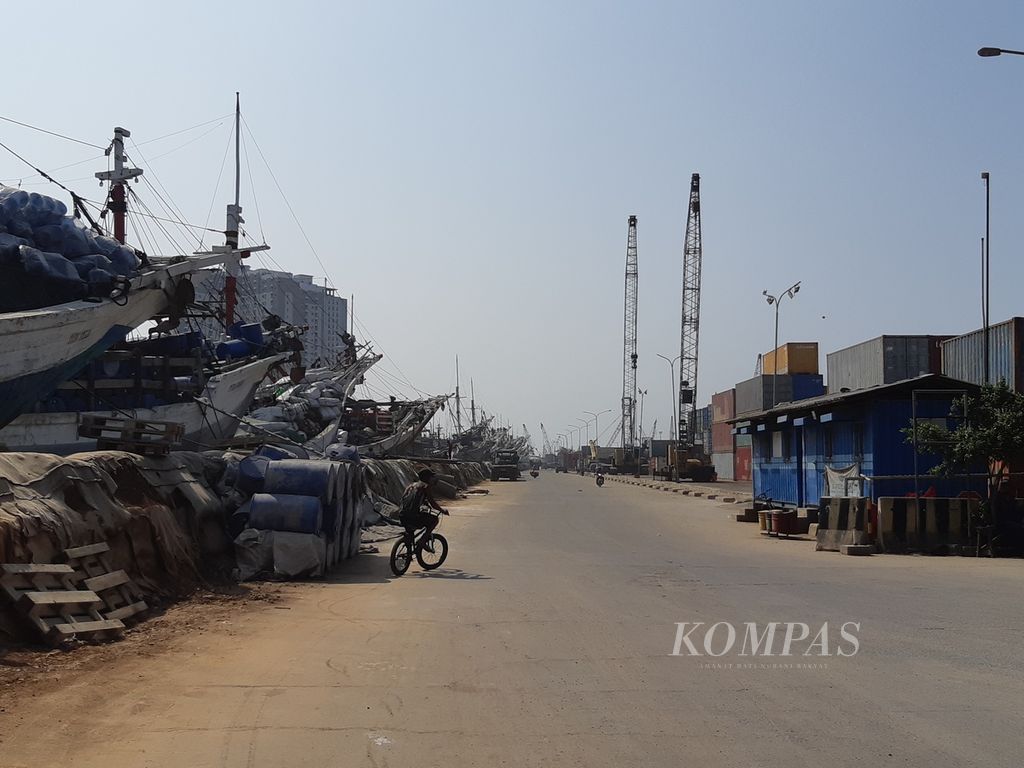 Sejumlah pinisi bersandar di Pelabuhan Sunda Kelapa, Jakarta Utara, pada Senin (17/7/2023) siang.