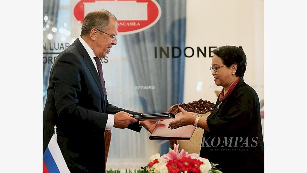 Minister of Foreign Affairs (Menlu) Retno LP MArsudi (right) and Russian Foreign Minister Sergey Lavrov exchange texts after signing the cooperation document at the Pancasila Building, Ministry of Foreign Affairs, Jakarta, Wednesday (9/8/2017). 