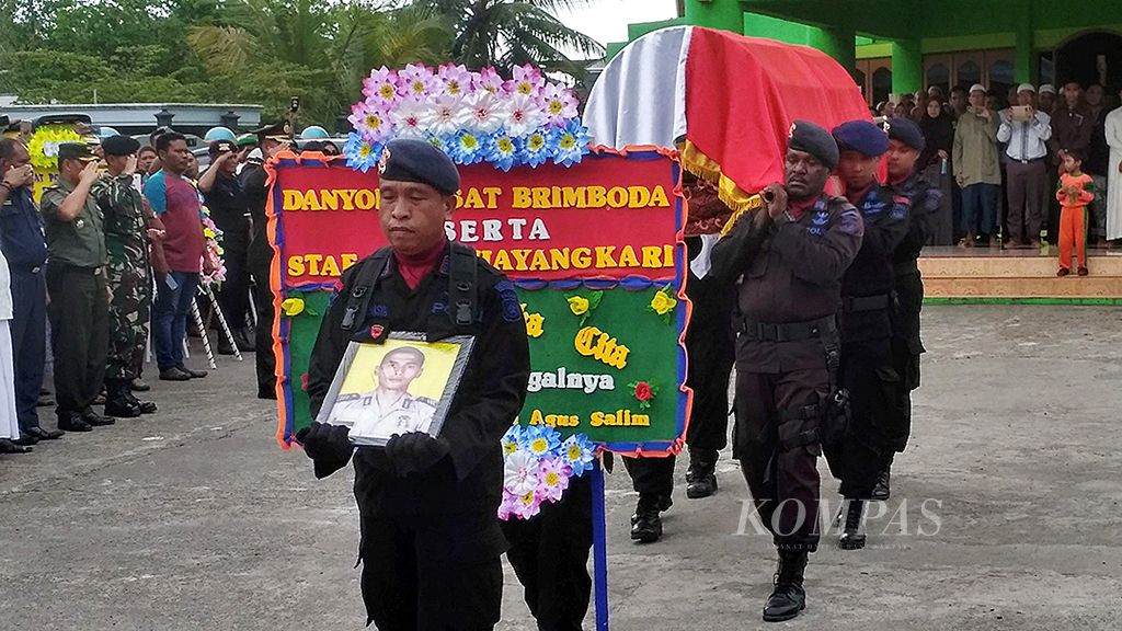 Jenazah Brigadir Kepala (Anumerta) Firman dibawa ke Kompleks Pemakaman Umum Islam Kompleks Mako Lanud Distrik Mimika Baru, Papua, Rabu (15/11). Firman gugur setelah ditembak anggota kelompok kriminal bersenjata di Mil 69 pada Rabu pukul 03.50 WIT.