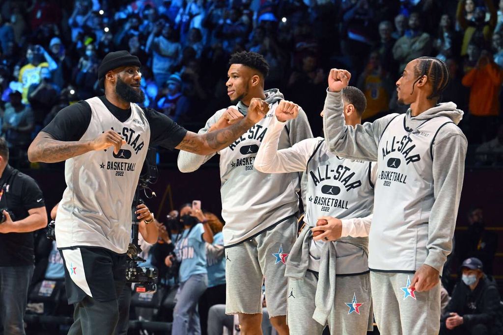 Dari kiri ke kanan, LeBron James, Giannis Antetokoumpo, Stephen Curry, dan DeMar DeRozan dari tim LeBron pada sesi latihan tim di Wolstein Center, Cleveland, Ohio, Sabtu (19/2/2022), pada kahir pekan NBA All-Star. 