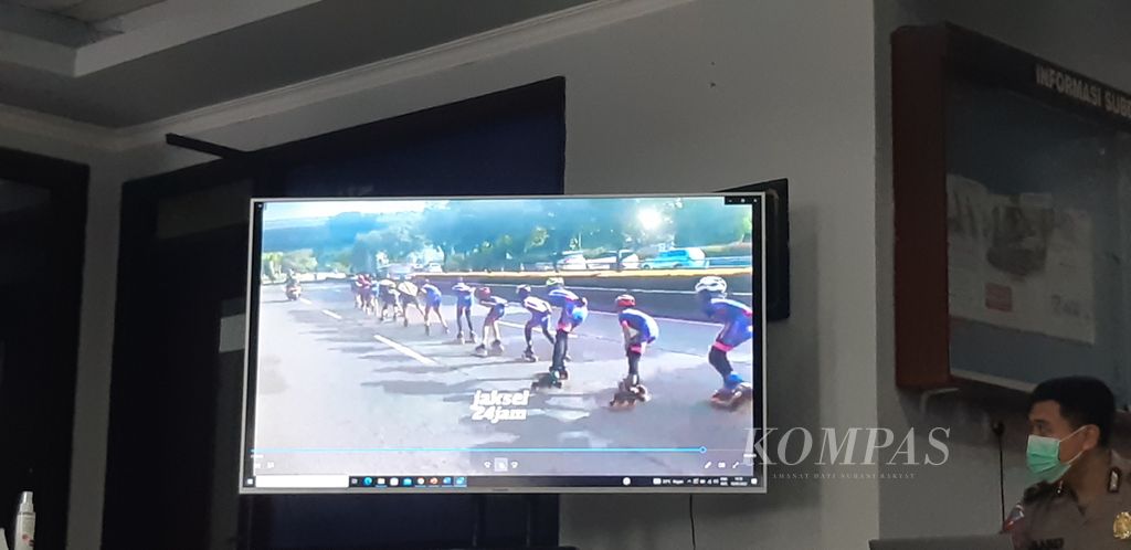 Video warga yang menunjukkan para atlet sepatu roda di bawah Persatuan Olahraga Sepatu Roda Seluruh Indonesia (Porserosi) Provinsi DKI Jakarta saat melanggar aturan lalu lintas karena menggunakan jalan protokol di Jakarta, Sabtu (7/5/2022).