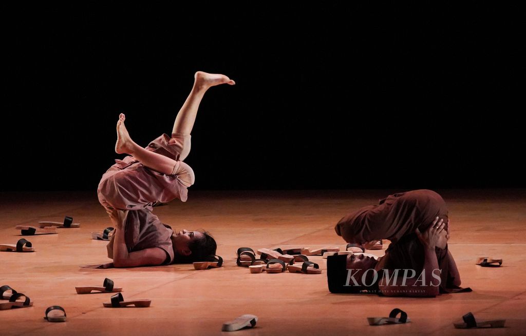 Penampilan penari yang membawakan tarian berjudul Silo karya koreografer Madura, Hari Ghulur, yang menjadi penampil perdana dalam Indonesia Dance Festival 2022 di Teater Besar Taman Ismail Marzuki, Jakarta, Sabtu (22/10/2022) 