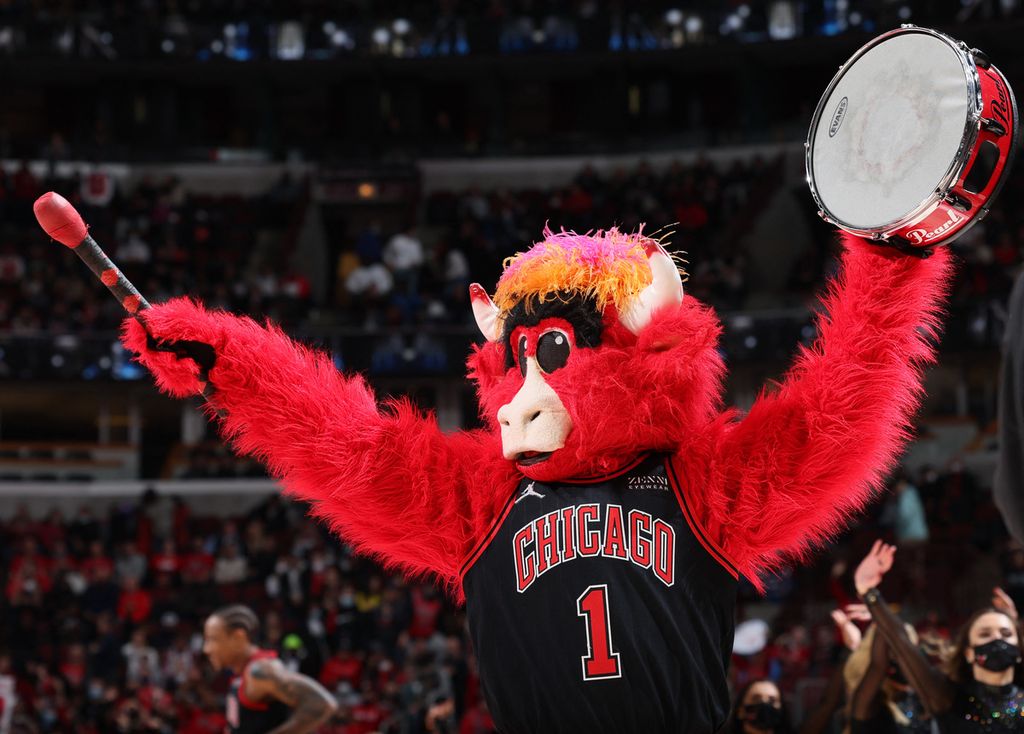 Maskot Chicago Bulls, Benny The Bull, menabuh drum sebelum digelarnya pertandingan NBA antara Cleveland Cavaliers dan Chicago Bulls di United Center, Chicago, 19 Januari 2022.