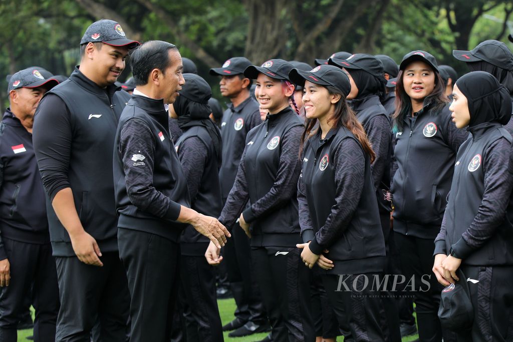 Presiden Joko Widodo berbincang dengan anggota kontingen Asian Games 2022 di halaman Istana Merdeka, Jakarta, Selasa (19/9/2023). 