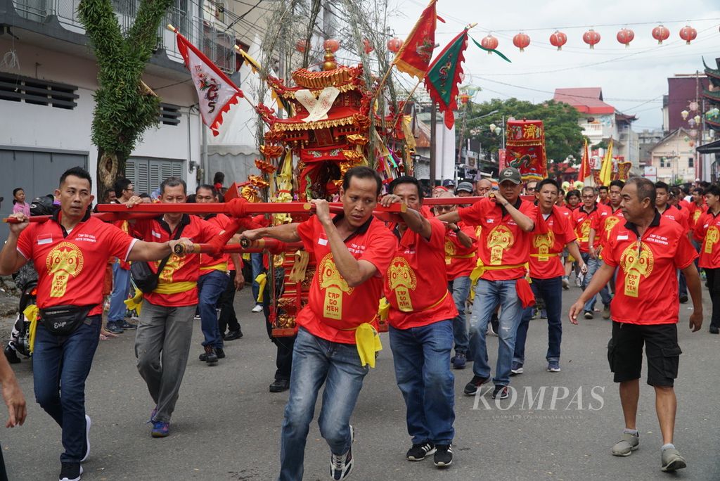 Warga Padang keturunan Tionghoa mengarak kio pada puncak perayaan Cap Go Meh di Kelurahan Kampung Pondok, Kecamatan Padang Barat, Kota Padang, Sumatera Barat, Minggu (5/2/2023). Perayaan Cap Go Meh pertama sejak pandemi Covid-19 ini berlangsung semarak.