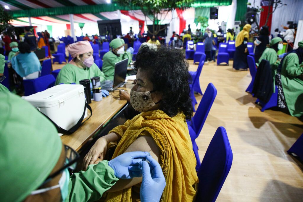 Seorang lansia menerima suntikan Covid-19 dosis pertama dalam vaksinasi massal bagi lansia di Balai Besar Pelatihan Kesehatan di Jakarta, Rabu (24/3/2021). Animo lansia yang mengikuti vaksinasi massal Covid-19 cukup tinggi.