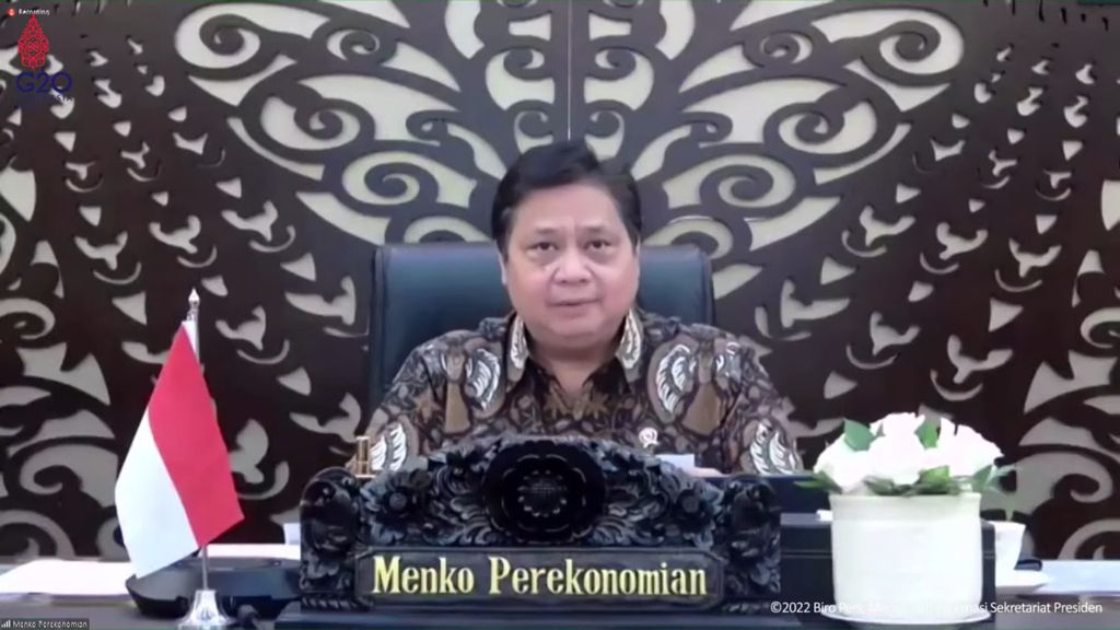 Menteri Koordinator Bidang Perekonomian Airlangga Hartarto pada konferensi pers secara virtual di Jakarta, Senin (14/2/2022).