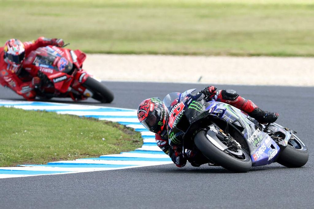 Pebalap tim Yamaha Fabio Quartararo memacu motornya dalam sesi latihan bebas kedua MotoGp seri Australia di Sirkuit Phillip Island, Jumat (14/10/2022). 
