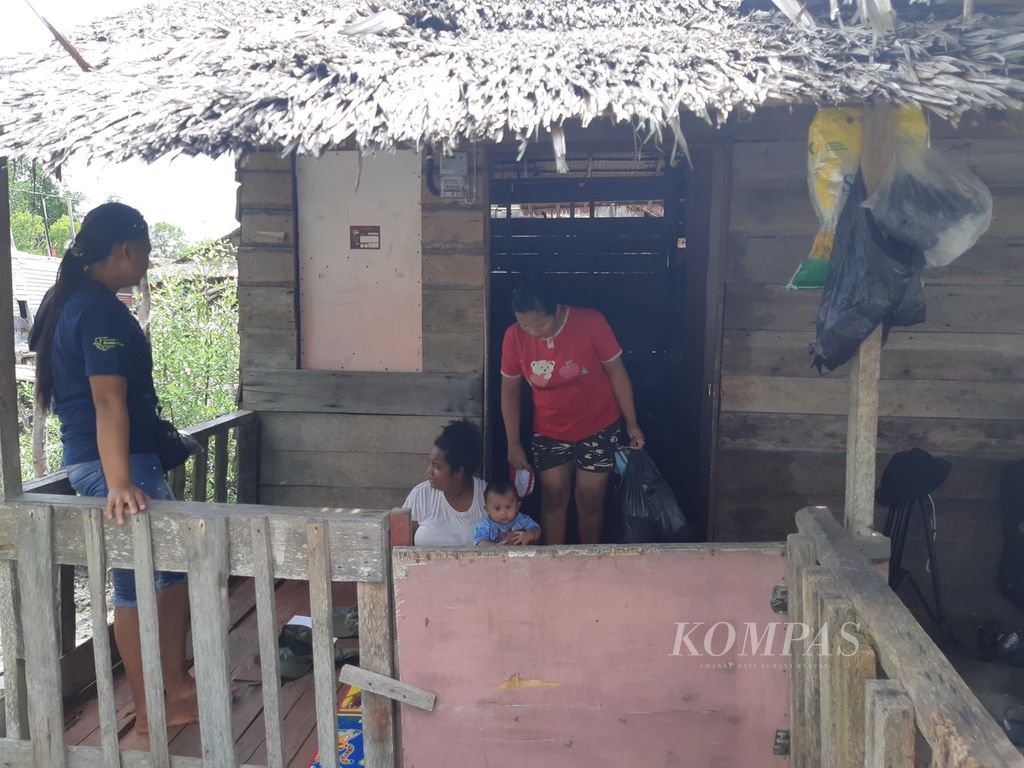 Sejumlah wanita suku asli di Desa Teluk Pambang, Kabupaten Bengkalis, Riau, sedang berbicara di teras rumah panggungnya, Kamis (10/7/2024). Mereka adalah warga pesisir yang menjadikan mangrove sebagai sumber penghidupan. 