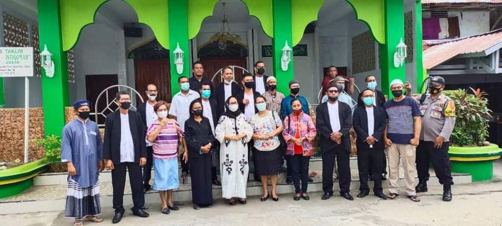 Majelis Jemaat Gereja Kristen Protestan Maluku Rehoboth berpose di depan Masjid Al-Istiqomah, Kota Ambon, Maluku, seusai perayaan Idul Fitri 1442 Hijrah pada Rabu (13/5/2021).