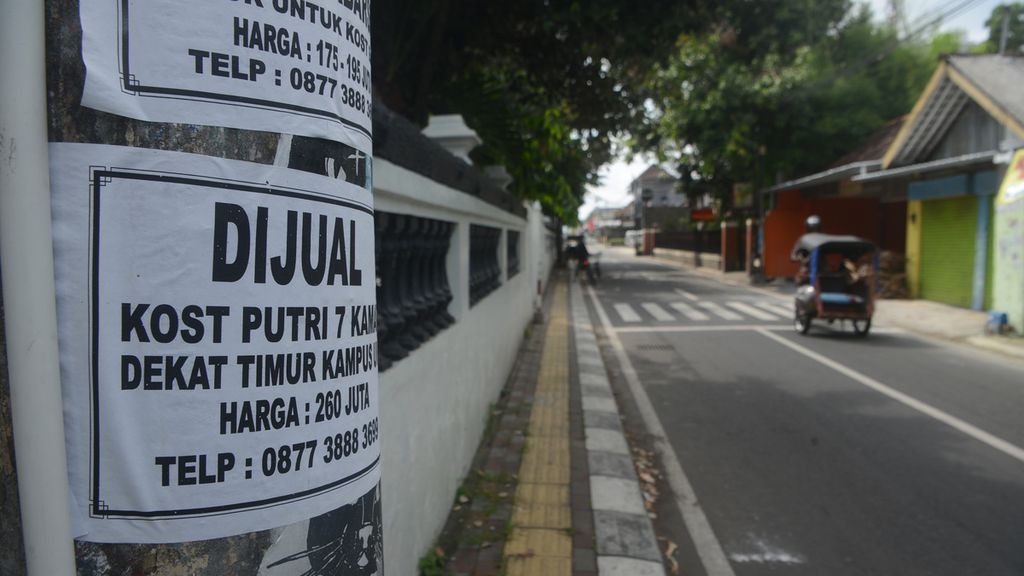  Iklan penjualan tempat indekos dipasang di kawasan Prawirotaman, Yogyakarta, yang sepi, Minggu (22/8/2021). Prawirotaman biasanya ramai oleh wisatawan mancanegara yang berlibur di Yogyakarta.