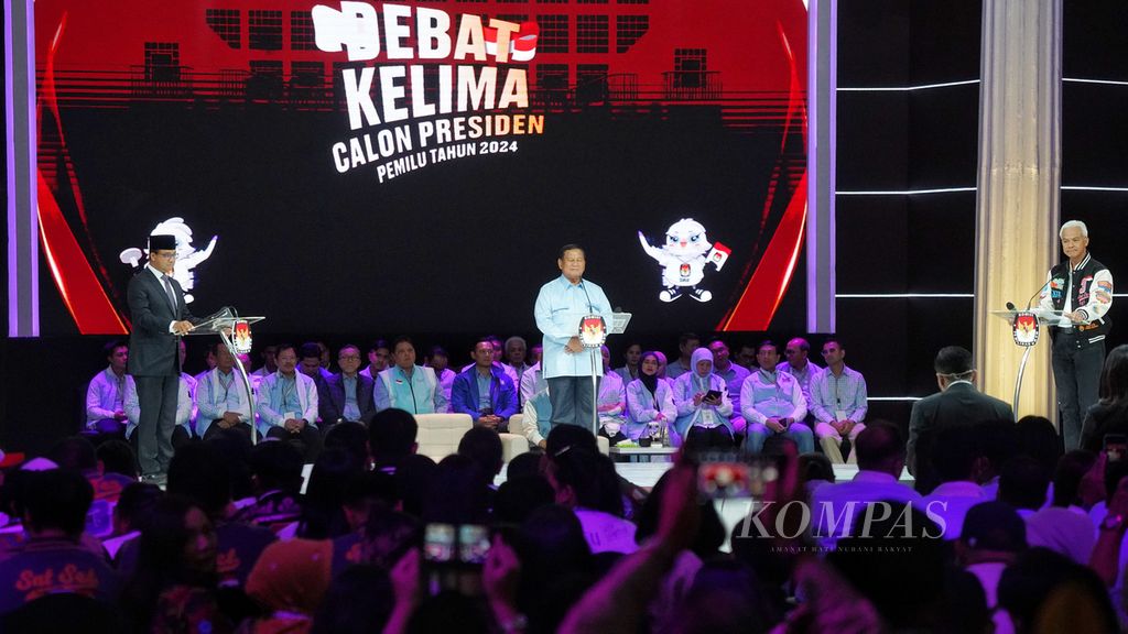 Suasana di atas panggung debat putaran kelima calon presiden dalam rangkaian Pemilu 2024, di Jakarta Convention Center, Jakarta, Minggu (4/2/2023). 