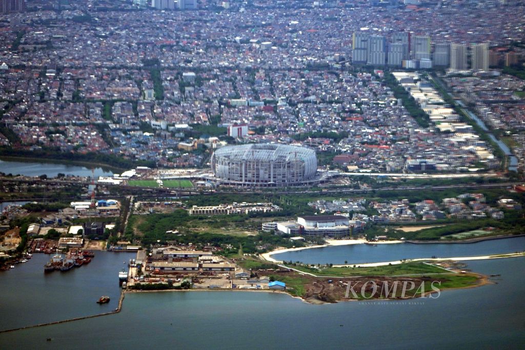 Jakarta International Stadium yang sedang dibangun di Jakarta, Selasa (19/10/2021).