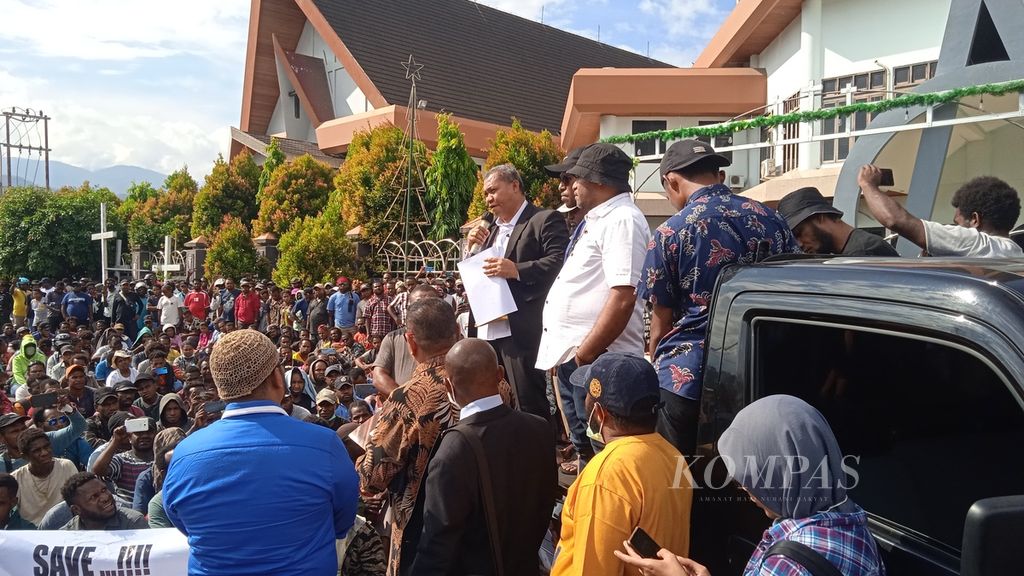 Kuasa hukum dan massa dalam aksi unjuk rasa penolakan penetapan Gubernur Papua Lukas Enembe sebagai tersangka dugaan kasus gratifikasi oleh Komisi Pemberantasan Korupsi di Kota Jayapura, Papua, Senin (12/9/2022).