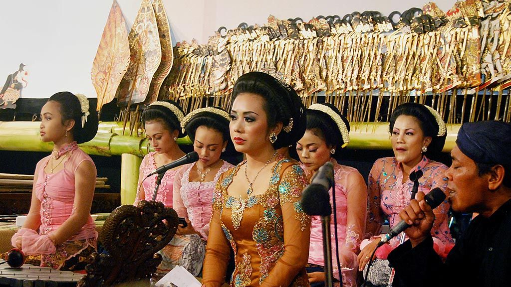 Soimah Pancawati (37) sudah lama meninggalkan profesi awalnya sebagai pesinden tradisional atau perempuan penyanyi  pada seni gamelan atau pertunjukan wayang. Ia tak lagi nyinden semalam suntuk di pergelaran wayang  dengan bayaran Rp 10.000 seperti yang ia lakukan hingga tahun 1996.