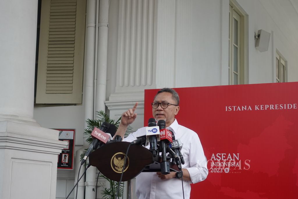 Minister of Trade Zulkifli Hasan gave a press statement at the Presidential Palace Complex in Jakarta on Thursday (July 13, 2023).