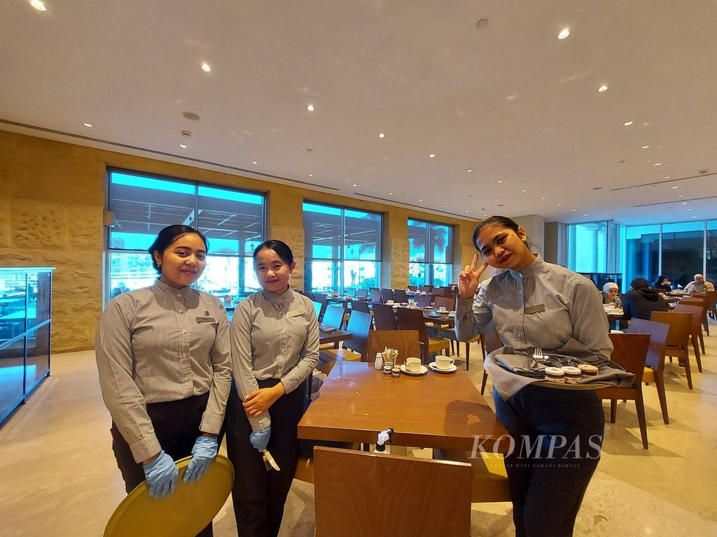 Tiga perempuan muda dari Indonesia difoto di restoran sebuah hotel di kawasan wisata Laut Mati, Jordania, Minggu (10/3/2024). Mereka bekerja sebagai karyawan kontrak di hotel itu sejak Mei 2022. 