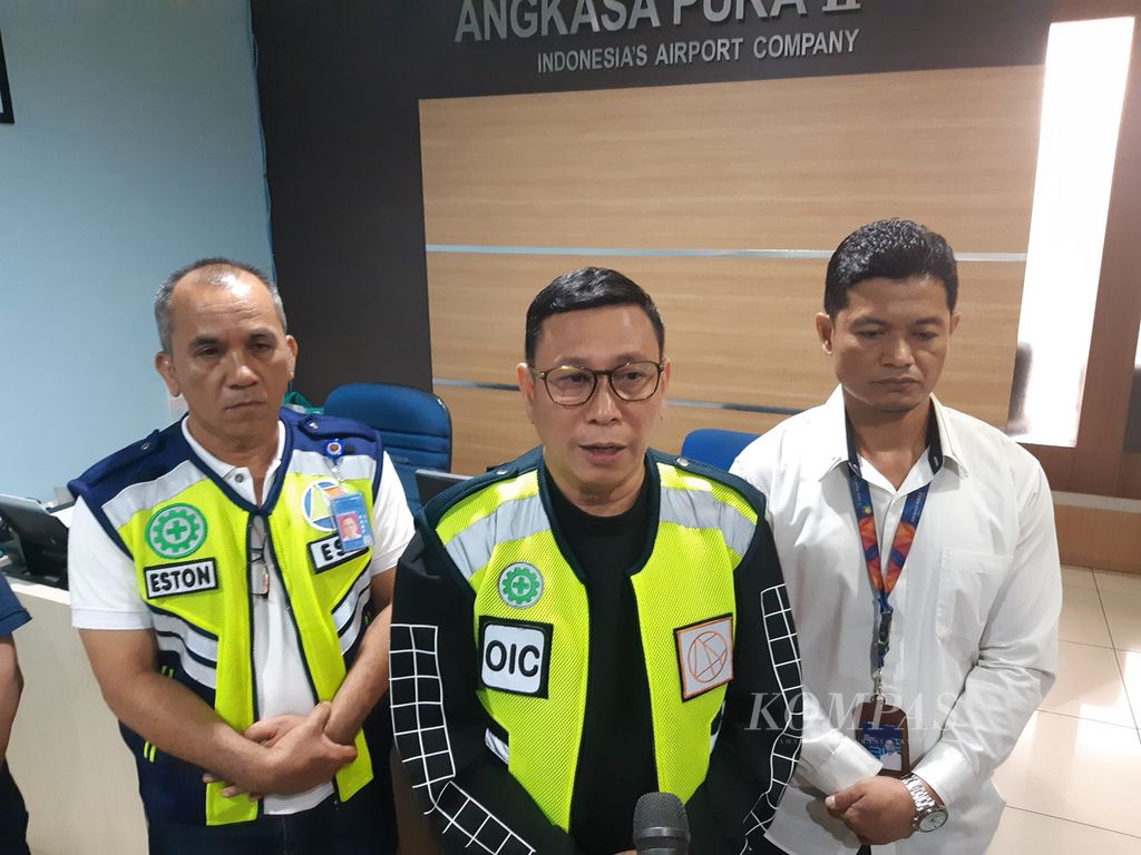 Kepala Komunikasi Perusahaan PT Angkasa Pura Aviasi Dedi Al Subur (tengah) memberikan keterangan tentang penanganan kasus meninggalnya Asiah Shinta Dewi (43) di lift Bandara Internasional Kualanamu, Senin (1/5/2023).