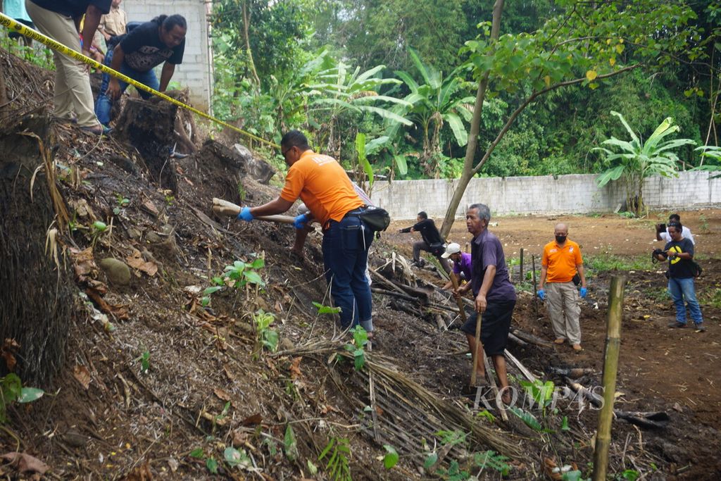 Aparat Kepolisian Resor Kota Banyumas menggali tanah untuk mencari kerangka bayi yang diduga jadi korban aborsi di Purwokerto, Banyumas, Jawa Tengah, Kamis (22/6/2023).