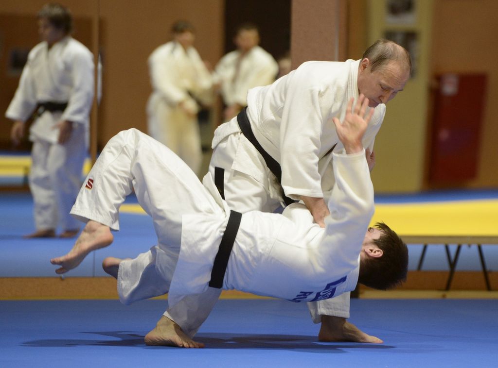 Presiden Rusia Vladimir Putin (atas) membanting Musa Mogushkov, anggota timnas Judo Rusia pada sesi latihan di Sochi, Rusia, Jumat (8/1/2016).